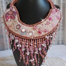 Rose Royale Plastron-Halskette, bestickt mit Halbedelsteinperlen, Swarovski-Kristall und verschiedenen Perlen in Haute-Couture-Qualität